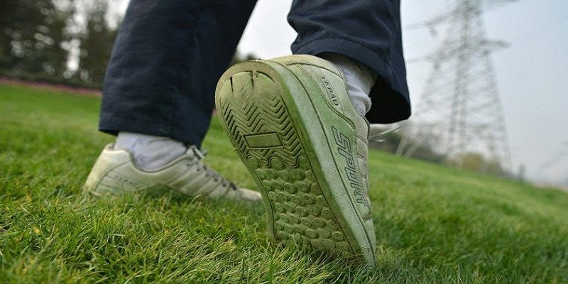 Read more about the article How to get grass stains out of shoes – The ultimate methods give your pair a brand new look