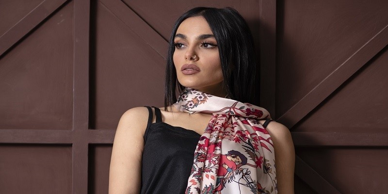 Read more about the article 3 Simple Ways to Wear Silk Scarves & Effortlessly Elevate Your Look