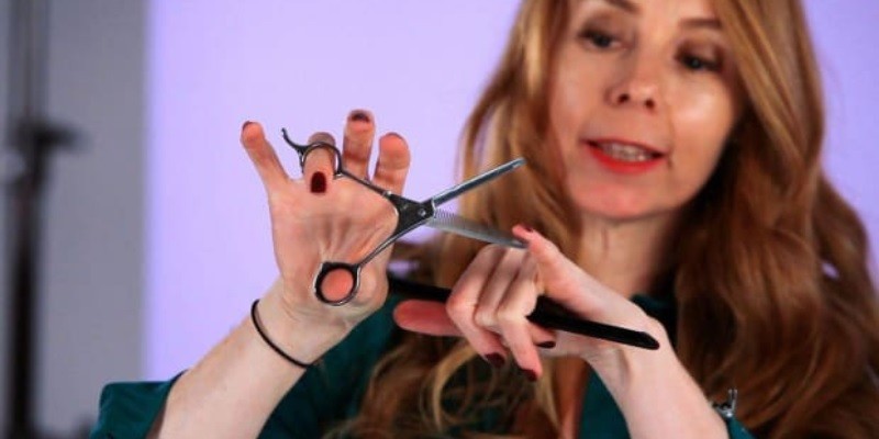 Read more about the article How To Hold Hair Cutting Scissors?