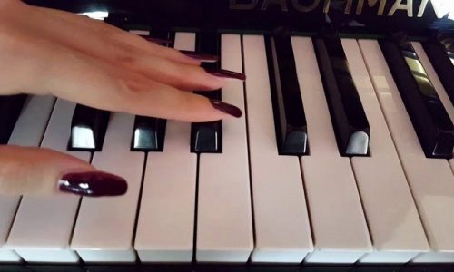 Can You Play Piano With Long Nails?