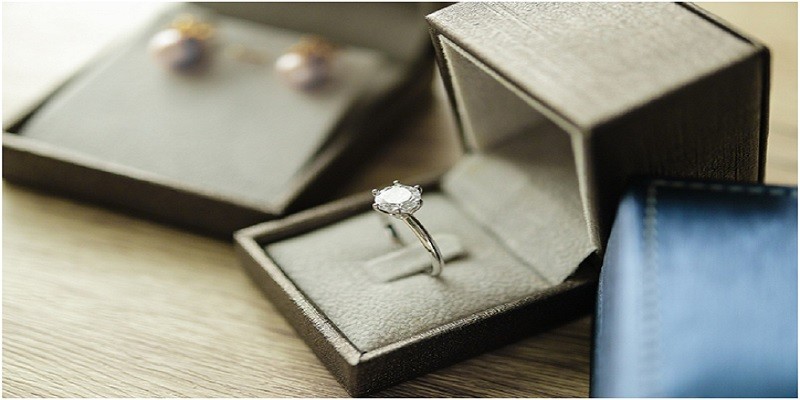 Read more about the article The Platinum Standard: Why Choose Platinum Diamond Rings Over Gold?
