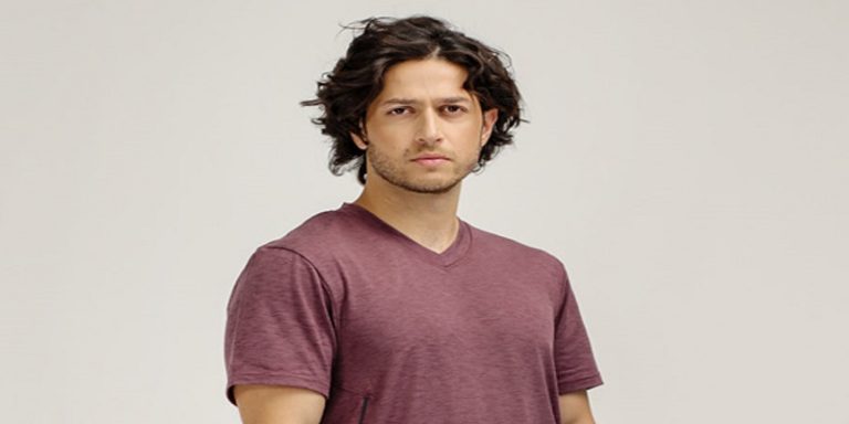 How To Dress Up Your V-Neck T-Shirt For A Night Out