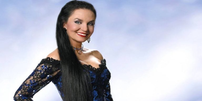 How Long Is Crystal Gayle'S Hair 2021