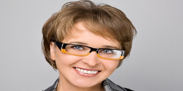 How To Look Cute With Short Hair And Glasses