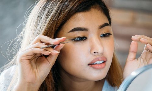 How To Remove Eyelash Glue From Your Eyelids Without Using Makeup Remover