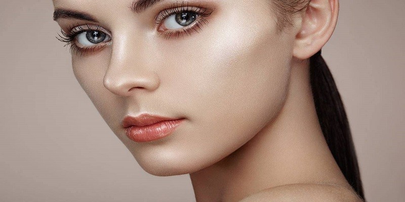 What Is Strobing Makeup? A Comprehensive Guide