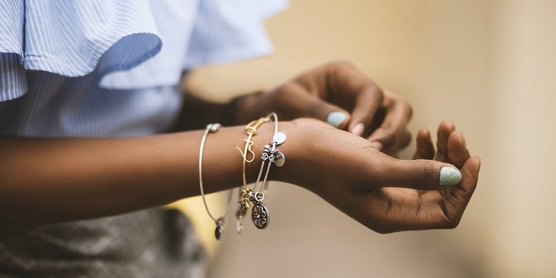 Read more about the article The Latest Trends in Bracelet Fashion