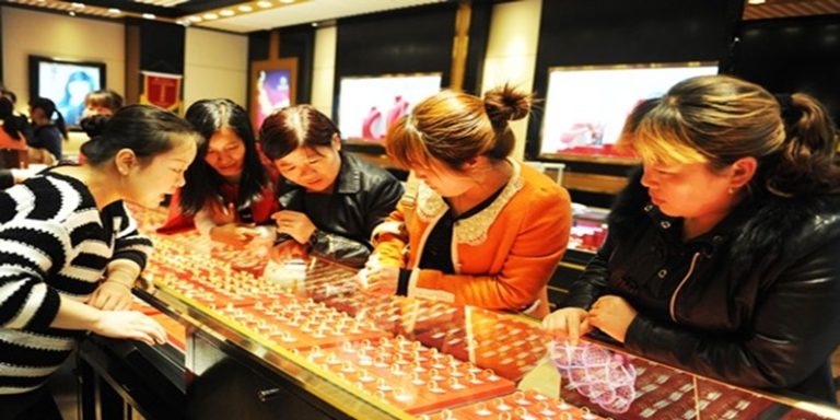 Why Chinese Dama Are Enthusiastically Buying Gold Jewelr