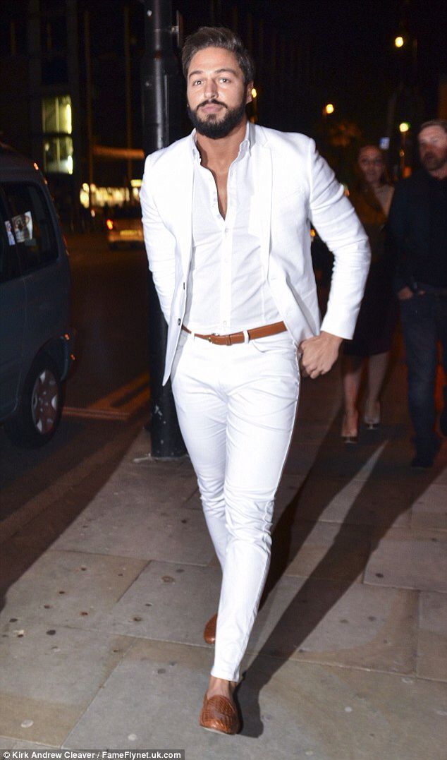 You are currently viewing All White Party Outfit Ideas For Guys: Dazzle & Impress!