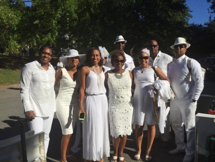 You are currently viewing Diner En Blanc Outfit Ideas: Chic & Timeless Looks